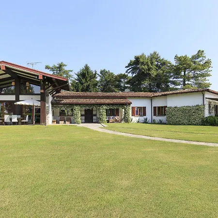 Sleeps 8 Pool Air Con Wifi Lesa