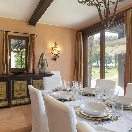 Sleeps 8 Pool Air Con Wifi * Lesa