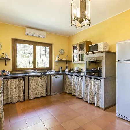 Sleeps 8 Pool Air Con Wifi * Lesa