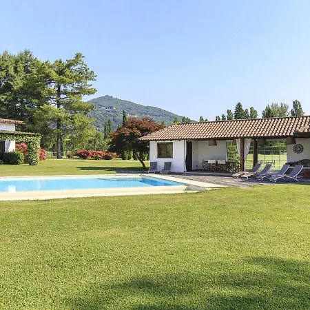 Sleeps 8 Pool Air Con Wifi Lesa