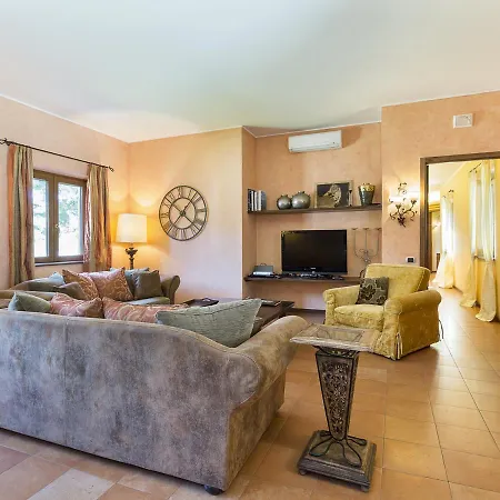 Sleeps 8 Pool Air Con Wifi Lesa