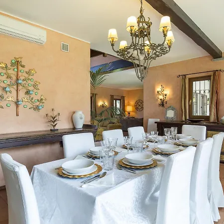 Sleeps 8 Pool Air Con Wifi Lesa